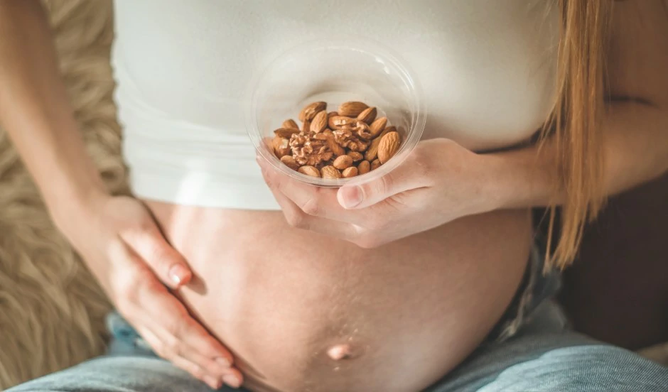 بادام در بارداری به سلامت گوارش کمک میکند.