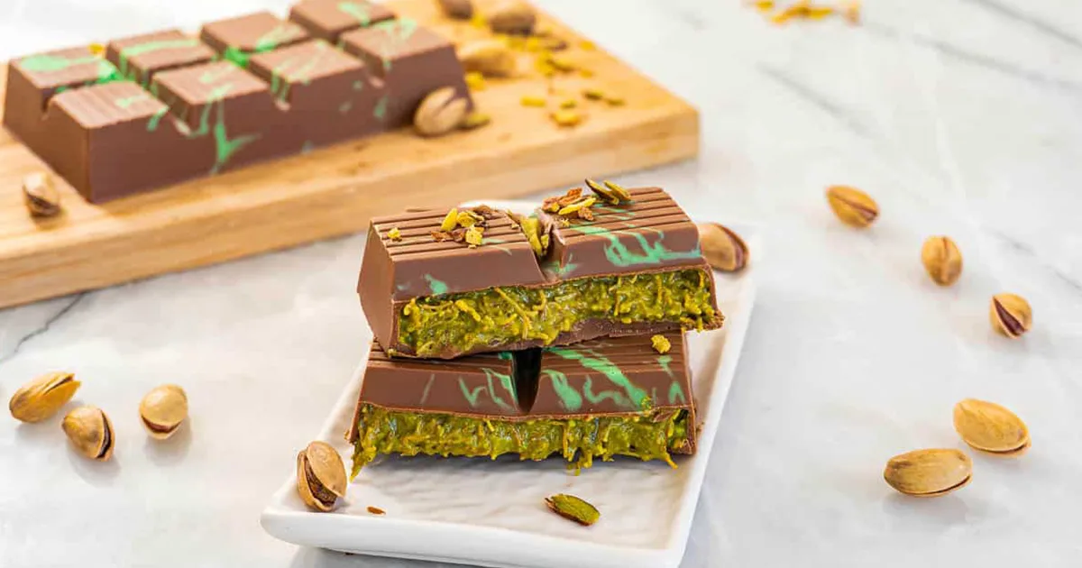 شکلات دبی از ترکیب پسته و شکلات است.