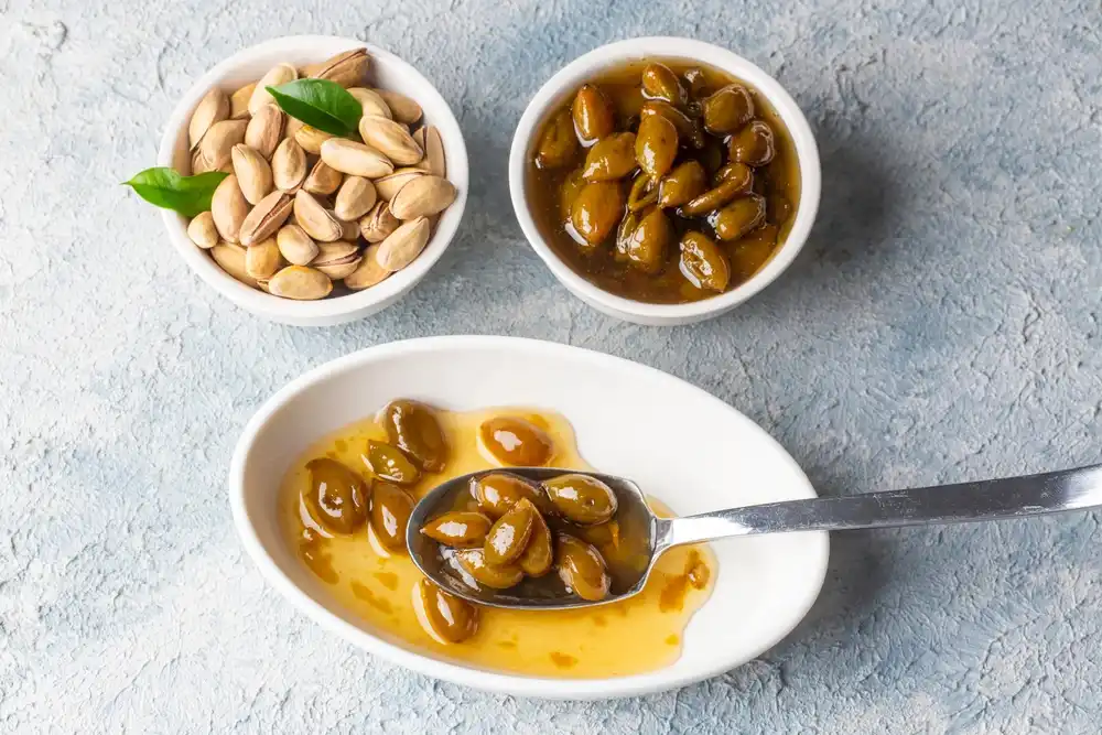 مربای پوست پسته داخل ظرف